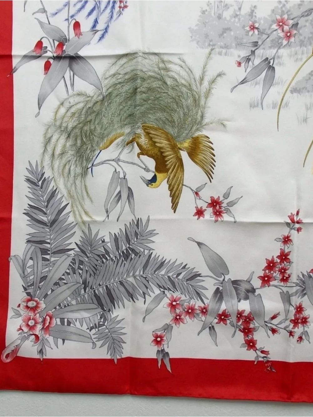 GUCCI Floral/Bird Pattern Silk Scarf 😍
